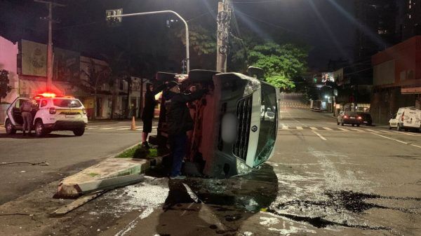 Veículo tomba após colisão no centro de Lajeado