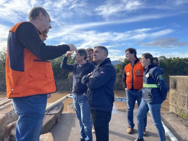 Comitiva federal visita o Vale e garante apoio para reconstrução de ponte