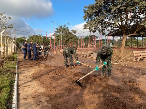 Voluntários se unem para limpeza do Parque Princesa do Vale