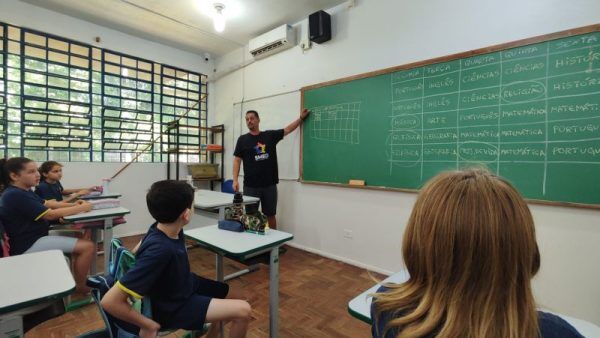 Municípios anunciam retorno das aulas para escolas não atingidas