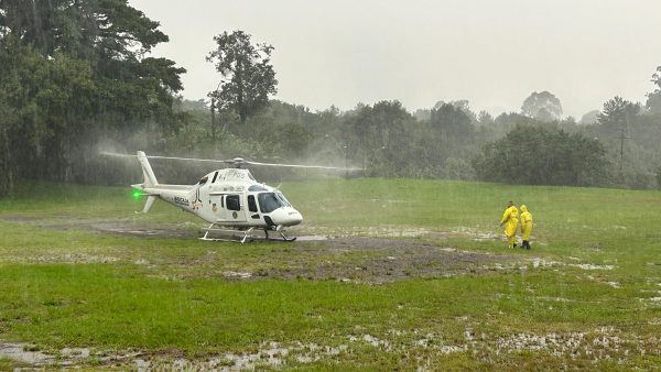 Helicóptero resgata primeiros “ilhados” em Cruzeiro do Sul