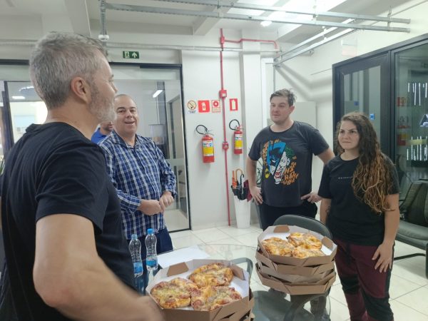 Grupo se une e entrega pizza para voluntários na cidade