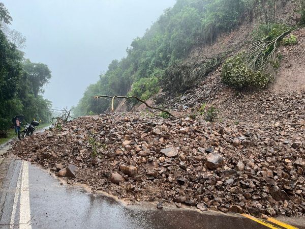 Queda de barreira bloqueia Rota do Sol em Westfália