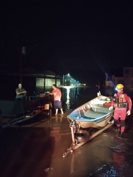 Bombeiros salvam homem dentro de caminhão