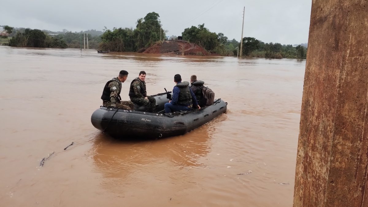 Exército e voluntários fazem a travessia com botes no Rio Forqueta