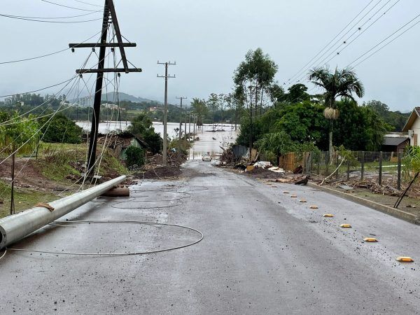 Acessos obstruídos impedem restabelecimento de energia