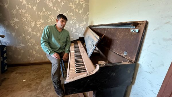 Sobrinho busca novo piano para a tia deficiente visual