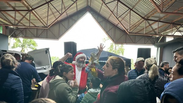 Empresários paulistas levam Papai Noel e ovos de Páscoa ao Parque do Imigrante