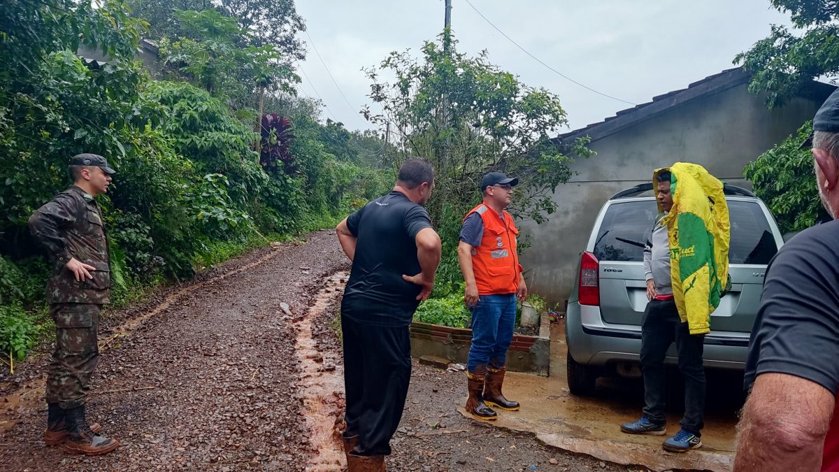 Defesa Civil evacua área do Morro São Roque em Arroio do Meio