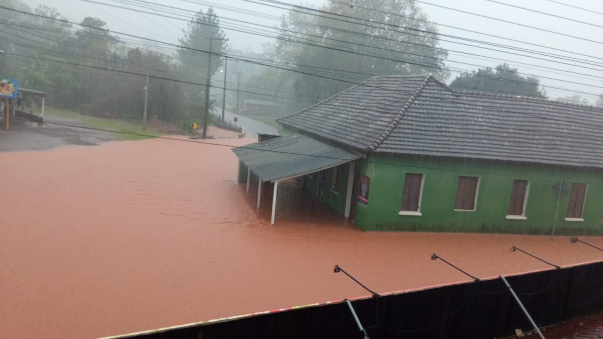 Chuva torrencial inunda áreas de Mato Leitão e Venâncio Aires