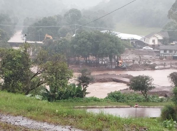 Arroio sobe e bloqueia travessia em Canudos do Vale