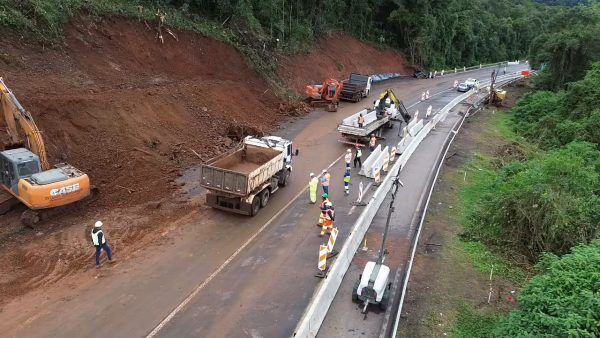 Nova etapa de obras exige pare-e-siga em Pouso Novo