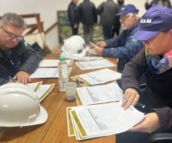 Voluntários do CREA-RS realizam ação em Vila Mariante