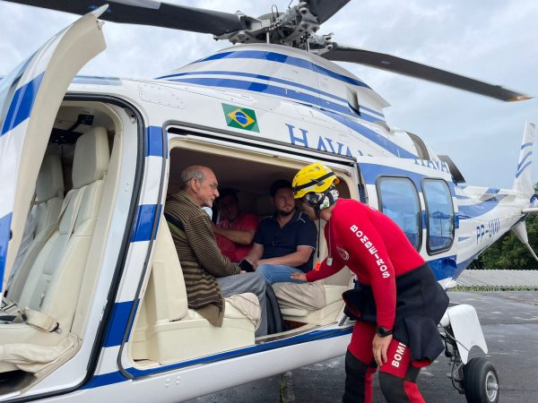 Helicópteros de empresários auxiliam Encantado em meio à catástrofe