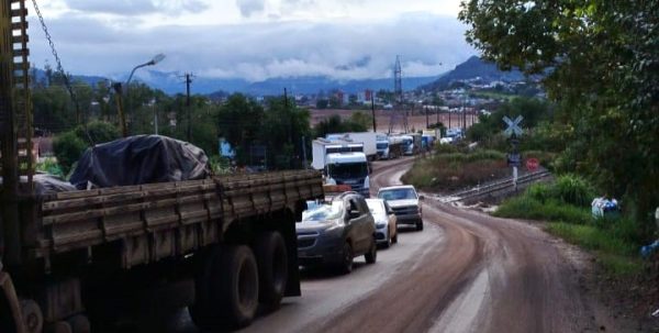 Acidentes deixam trânsito ainda mais caótico entre Colinas e Roca Sales