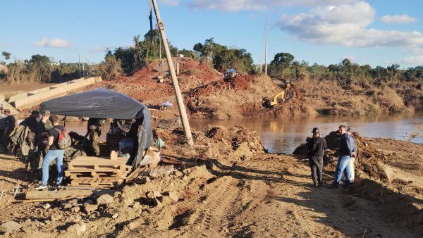 Exército deve instalar segunda passadeira para contrafluxo nesta noite 