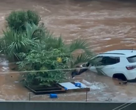Água arrasta carro em Guaporé