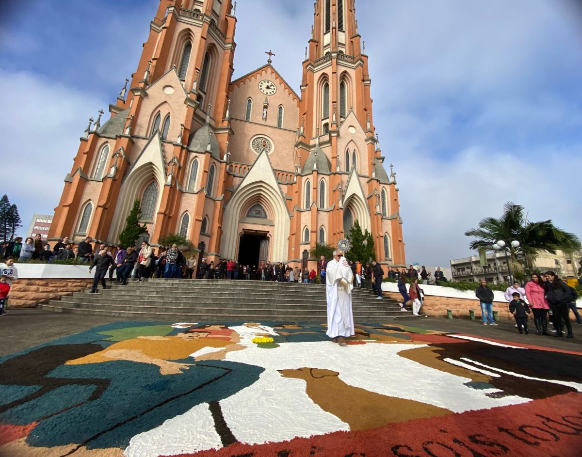 Montagem de tapetes e ações solidárias marcam o feriado de Corpus Christi