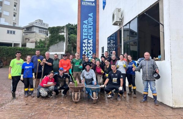 Voluntários e equipes de Estrela auxiliam na limpeza da cidade