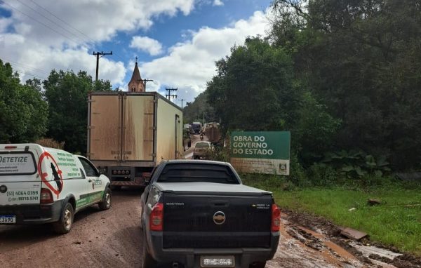 Obras geram congestionamento entre Colinas e Roca Sales