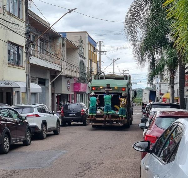 Estrela reforça recolhimento de lixo em trabalho pós-enchente