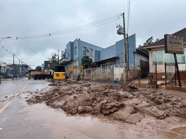 Governo municipal retira 60 mil toneladas de lama e entulhos das vias