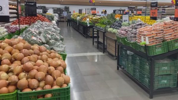 Supermercado reforça equipe e aproxima fornecedores para atender à população