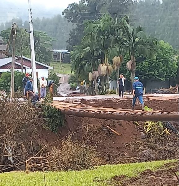 Comunidade reconstrói ponte pêncil sobre o arroio Travesseiro