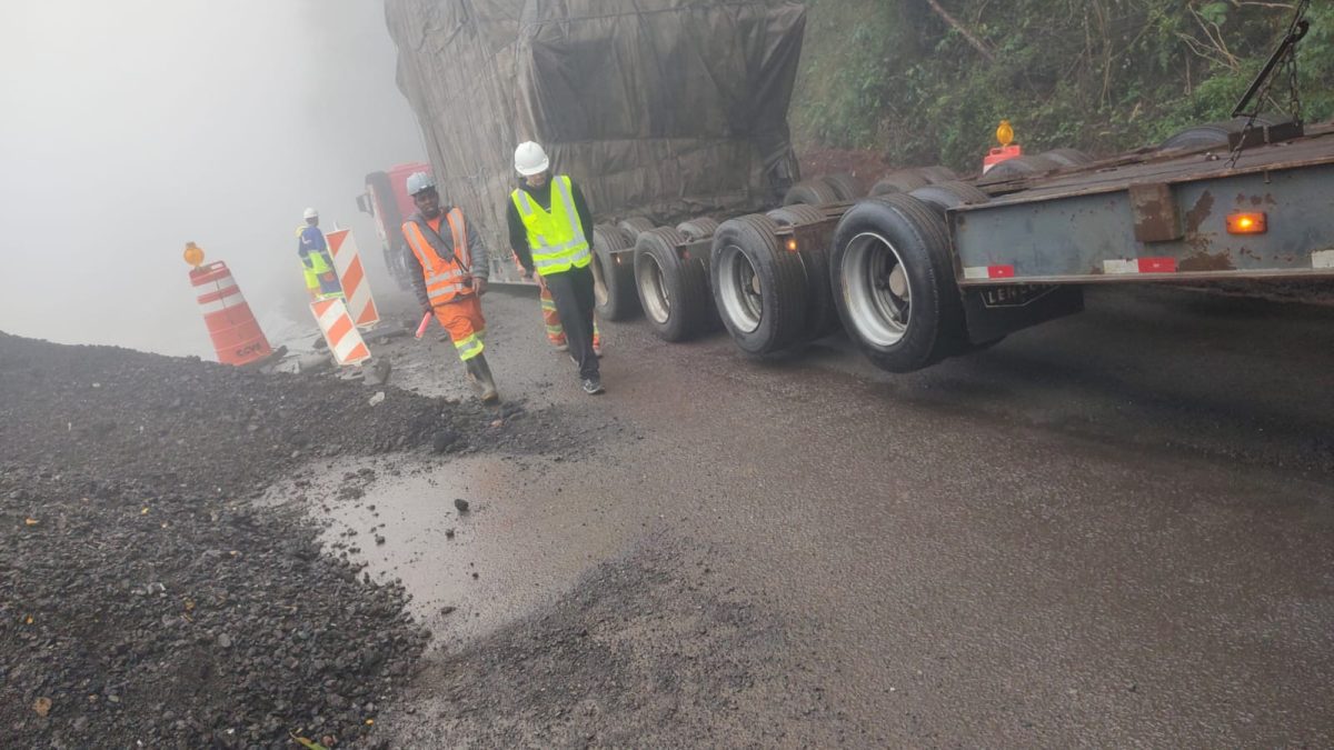 Carreta atola e bloqueia BR-386, em Pouso Novo