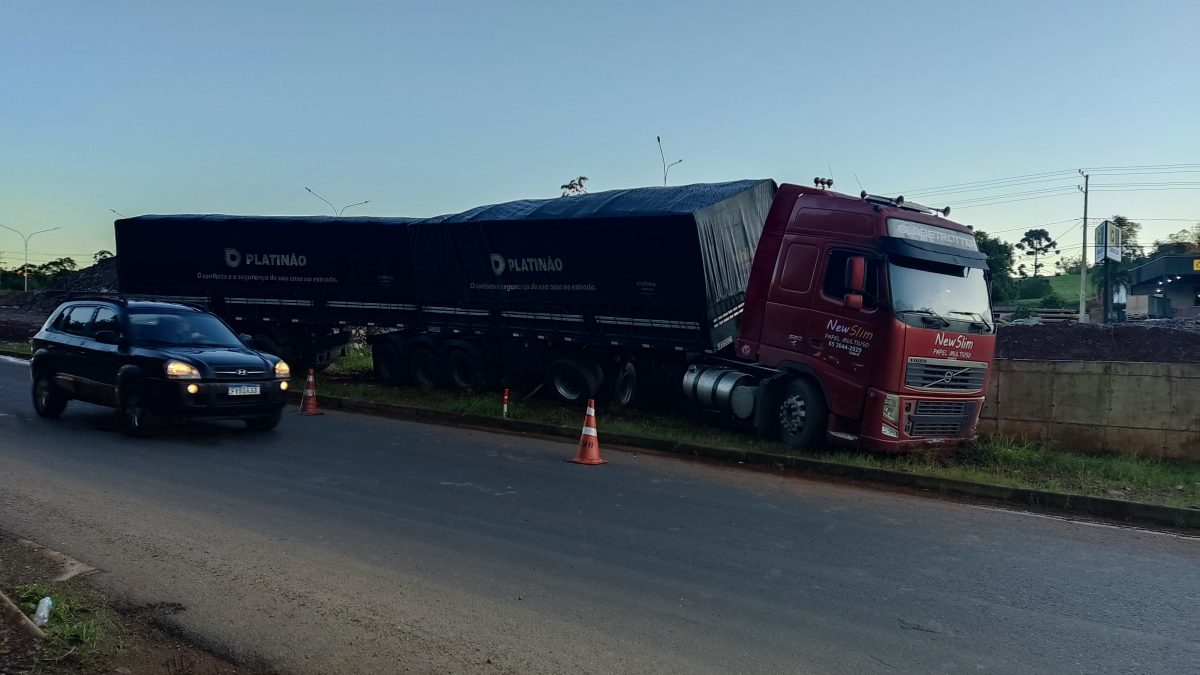 Carreta sai de pista na BR-386, em Lajeado