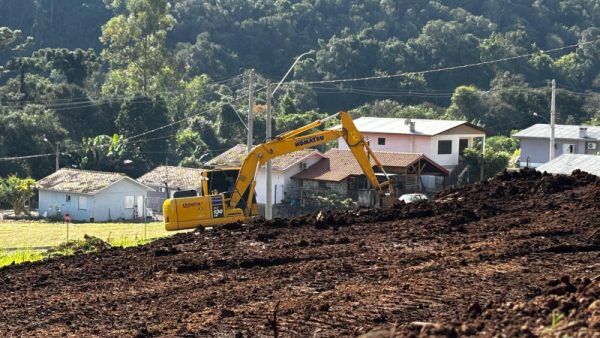 Preparo do terreno para casas definitivas avança em Santa Tereza