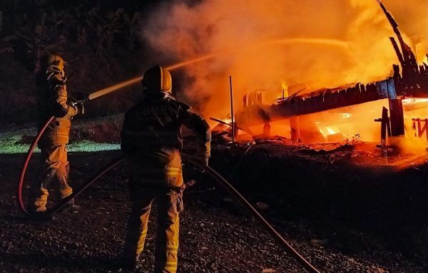 Casa é consumida pelo fogo no interior de Encantado