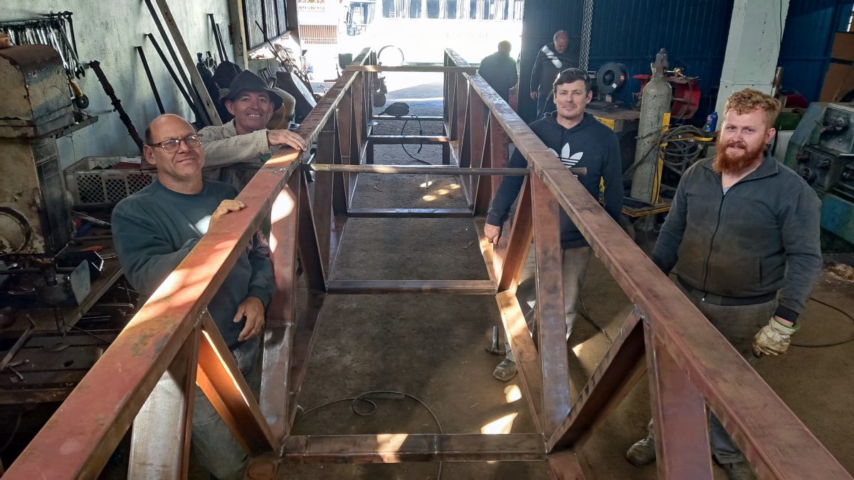 Metalúrgicos constroem ponte de ferro para pedestres em Forqueta