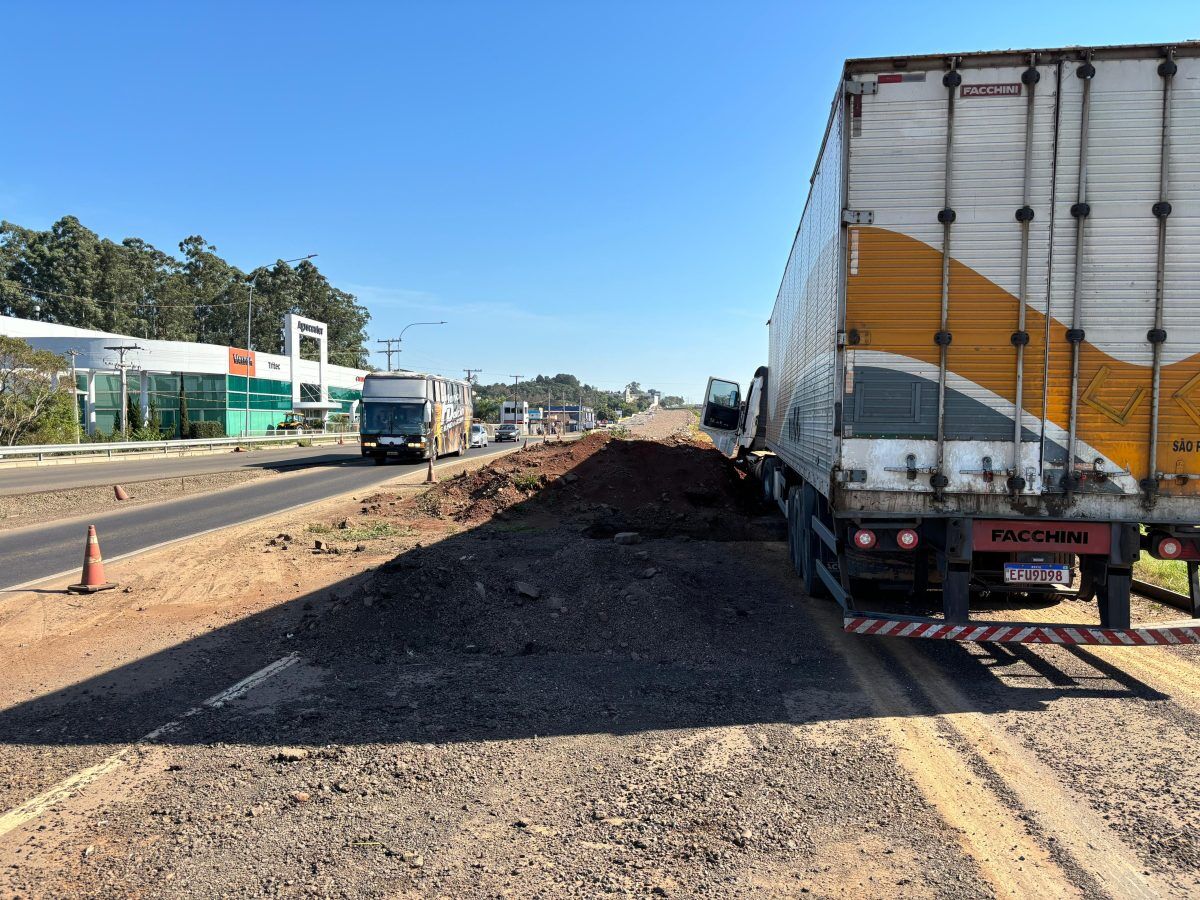 Carreta entra contramão na BR-386 e invade canteiro de obras