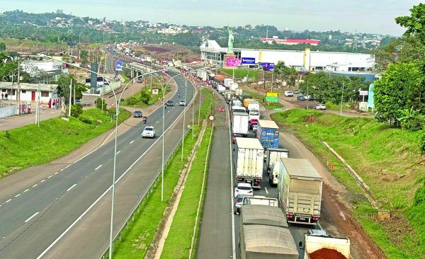 Sem previsão de liberação, bloqueio em ponte agrava caos logístico no Vale