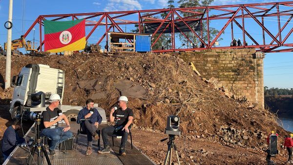 Frente e Verso acompanha içamento de vão da Ponte de Ferro