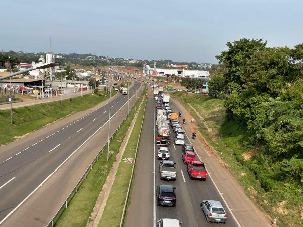 Motoristas enfrentam lentidão na BR-386