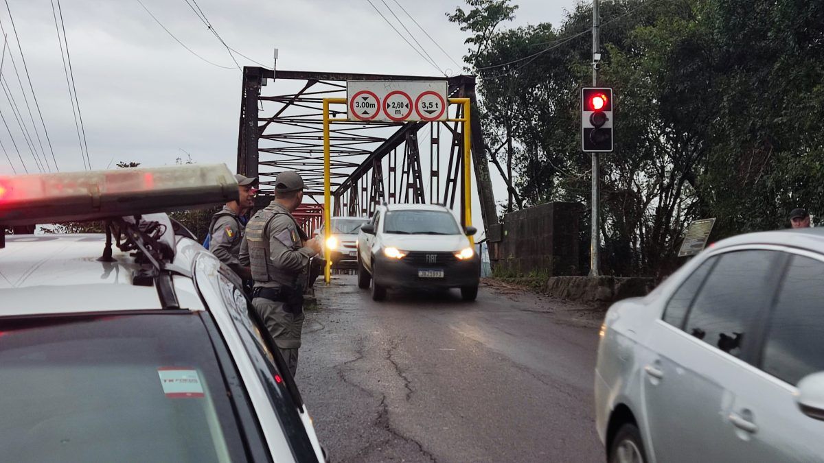 Governo estuda rodízio de placas para travessia na Ponte de Ferro 