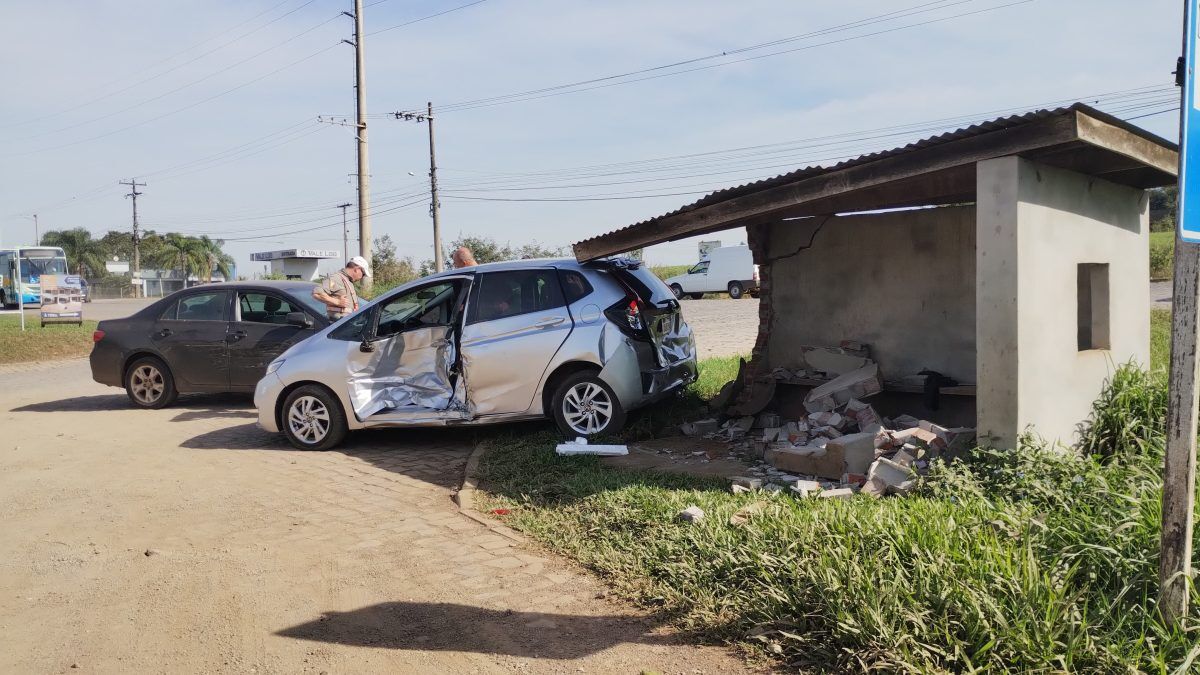 Após colisão na ERS-130, carro atinge abrigo em Arroio do Meio