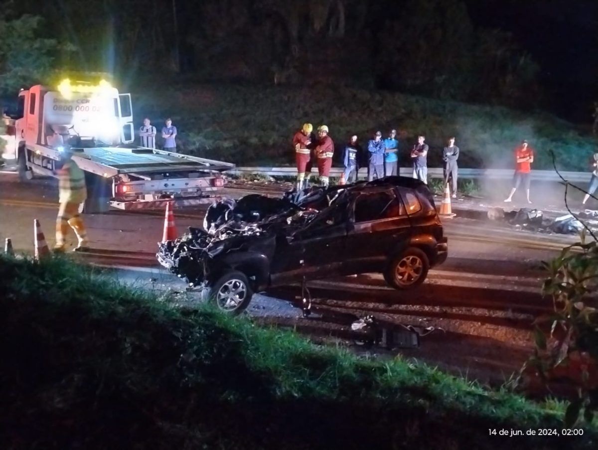 Colisão entre carros e caminhão mata quatro pessoas na BR-386, em Marques de Souza