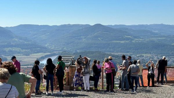 Reabertura do Cristo Protetor atrai centenas de visitantes