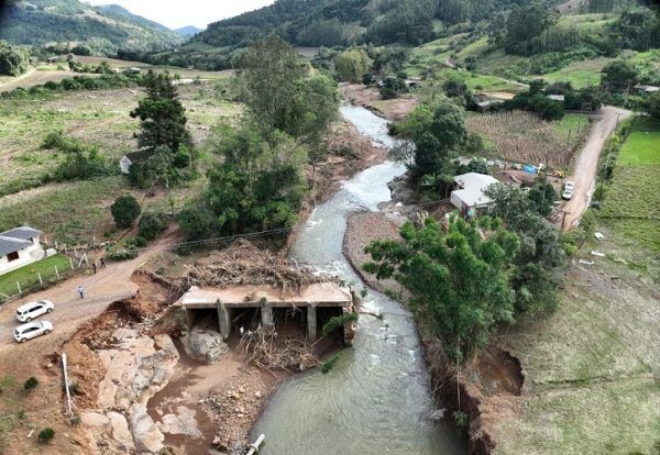 Pelo menos 12 pontes permanecem sem trânsito no interior