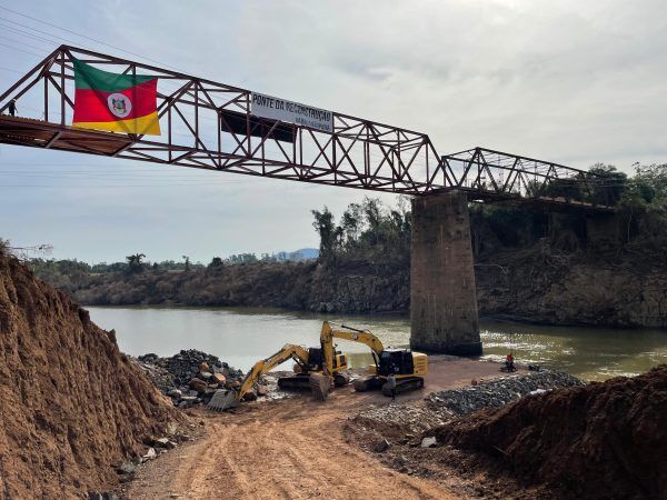 Instalação de tablado de madeira avança na Ponte de Ferro