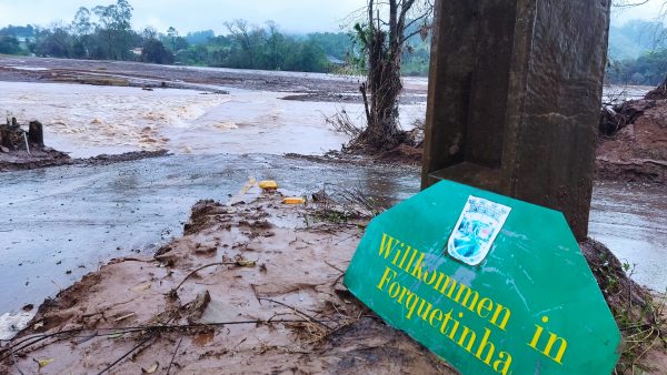 Arroio Forquetinha bloqueia pontes e aulas são canceladas