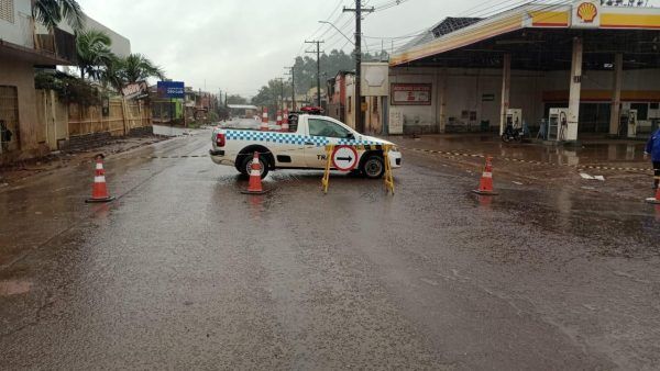 Avenida Beira Rio é bloqueada até domingo para travessia de rede