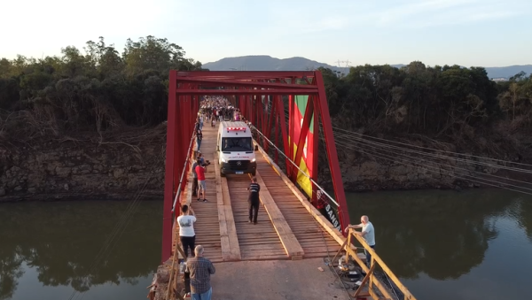 Primeiro veículo cruza nova Ponte de Ferro