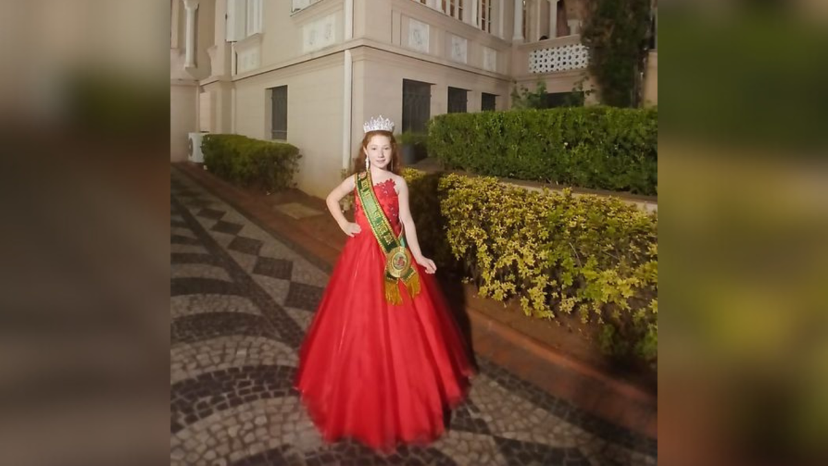 Com discurso sobre cheia, menina conquista concurso de beleza internacional