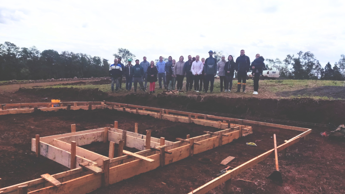 Famílias compram terreno para reconstruir casas próprias