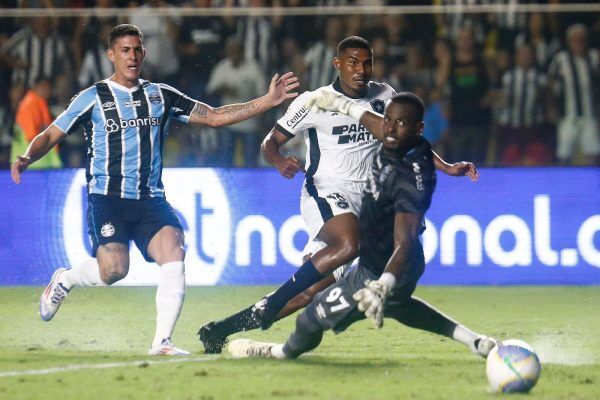 Grêmio perde por 2 a 1 para o Botafogo e entra na zona de rebaixamento