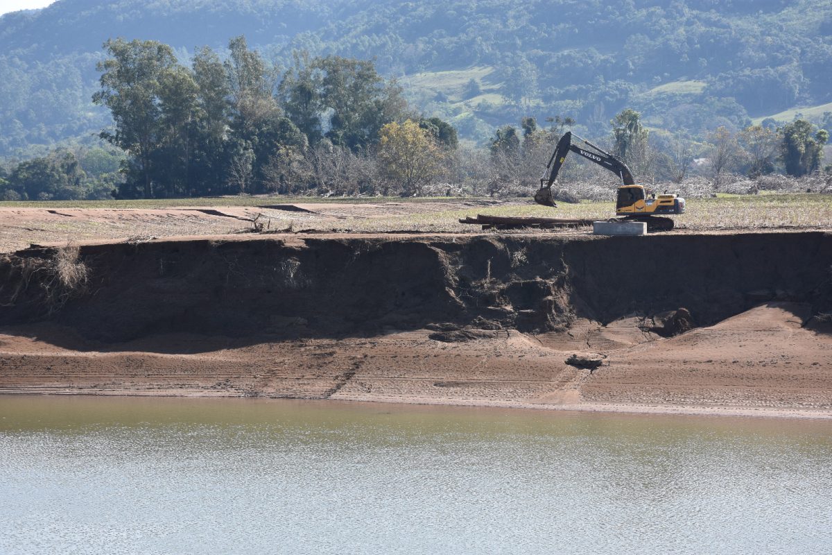 Governos municipais iniciam construção de pinguela sobre o Rio Forqueta